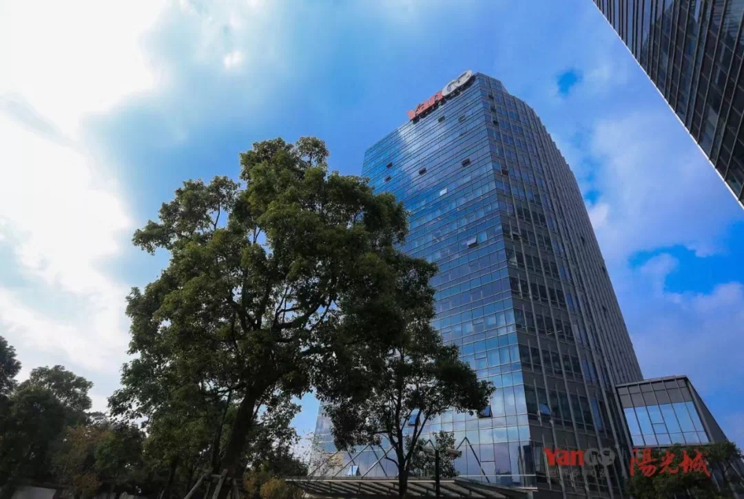 大家来到阳光城总部参观,在阳光城集团助理总裁陈友锦先生,品牌总监邱